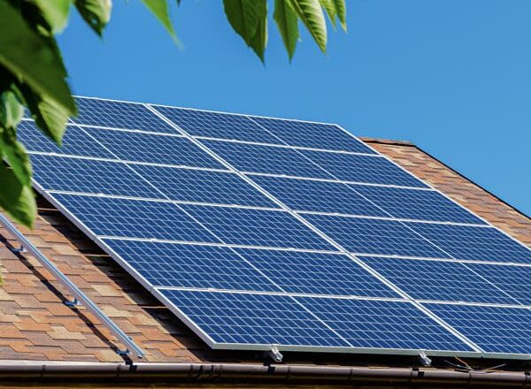 pannelli-solari-sul-tetto-concetto-di-risparmio-di-energia-e-denaro-verde pannelli-solari-sul-tetto-concetto-di-risparmio-di-energia-e-denaro-verde